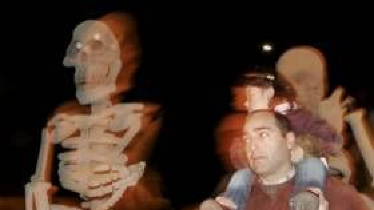 El entierro de la Sardina congregó a cientos de curiosos que despiden así al carnaval de este año