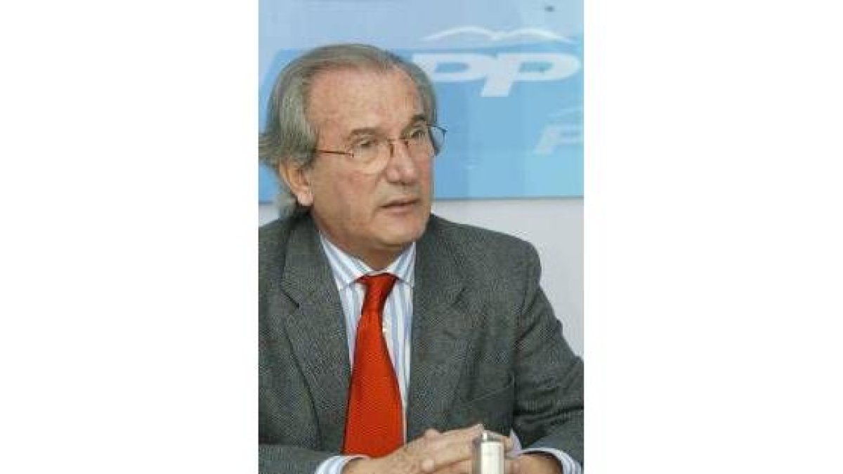 Juan Morano, en la sede del PP de León durante la entrevista