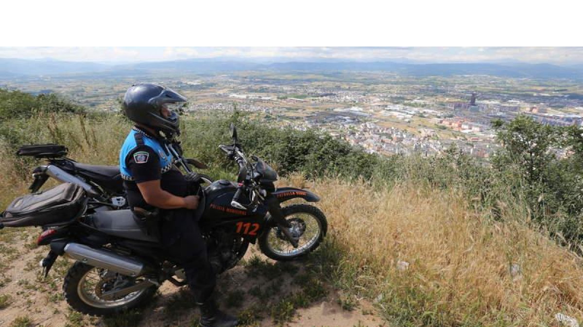Motorista de la Policía Local, en el monte Pajariel.