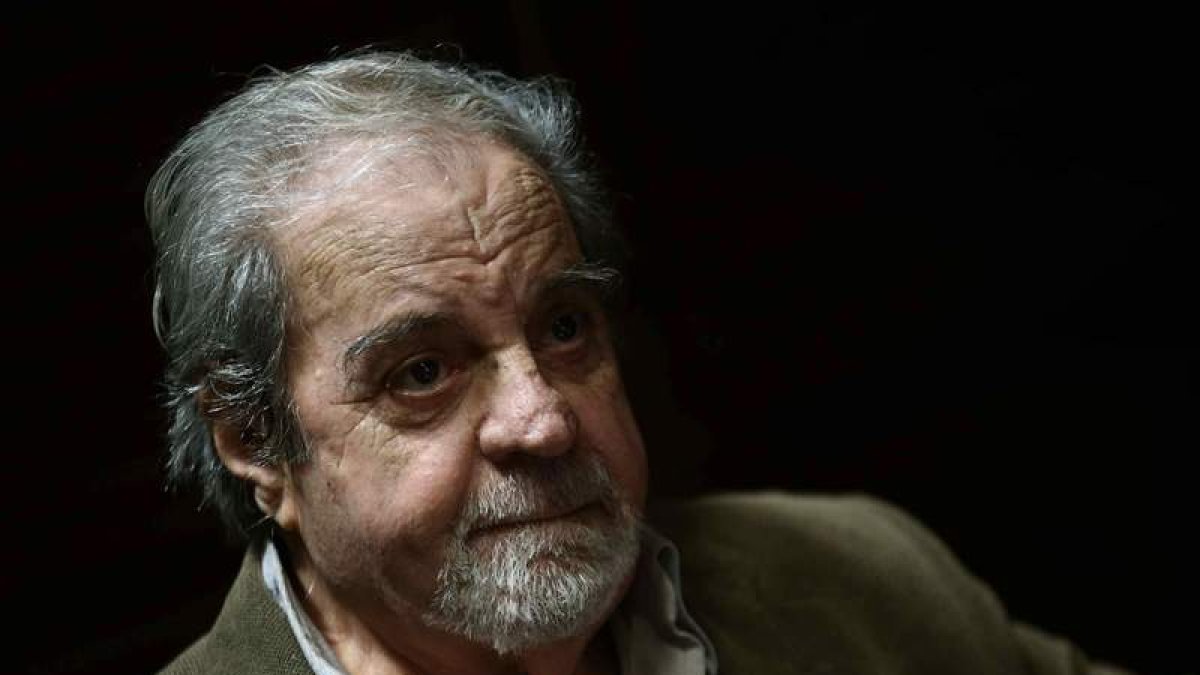 Juan Marsé, en 2009, con sus nietos, cuando recibió el Premio Cervantes. FERNANDO VILLAR