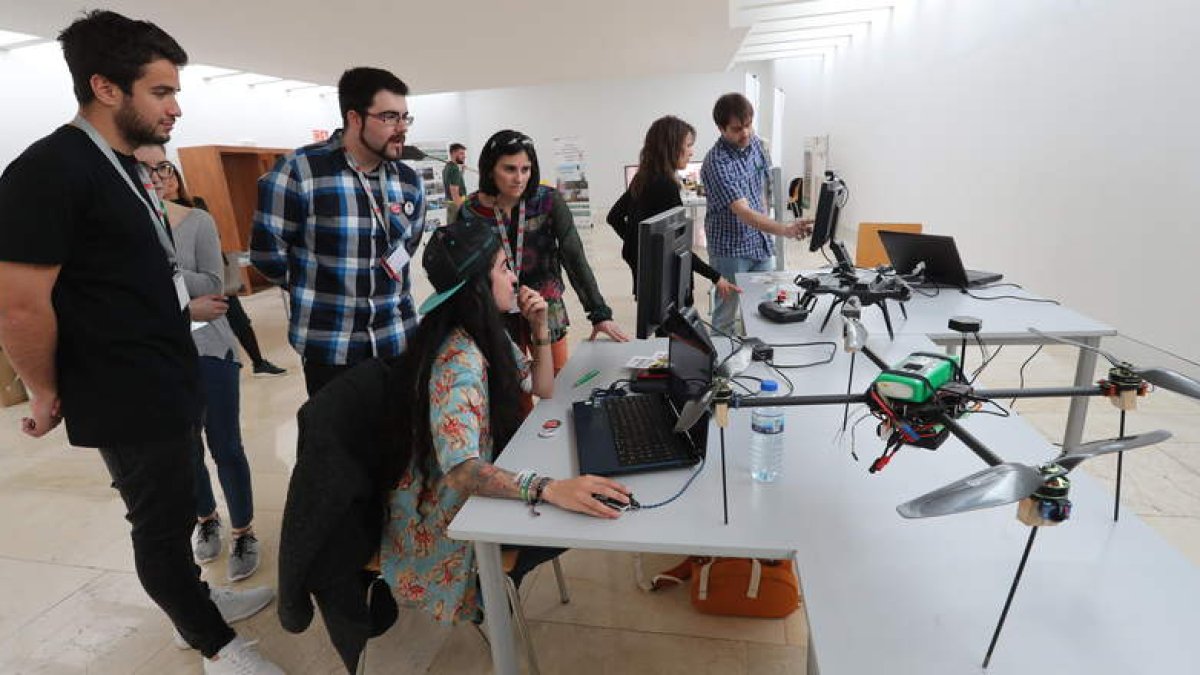 Los estudiantes se aproximaron a las titulaciones a través de varios talleres. L. DE LA M ATA
