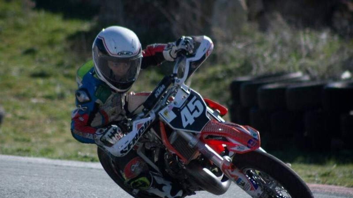 Sergio González hizo doblete con su KTM en el circuito segoviano de Kartpetania. DL