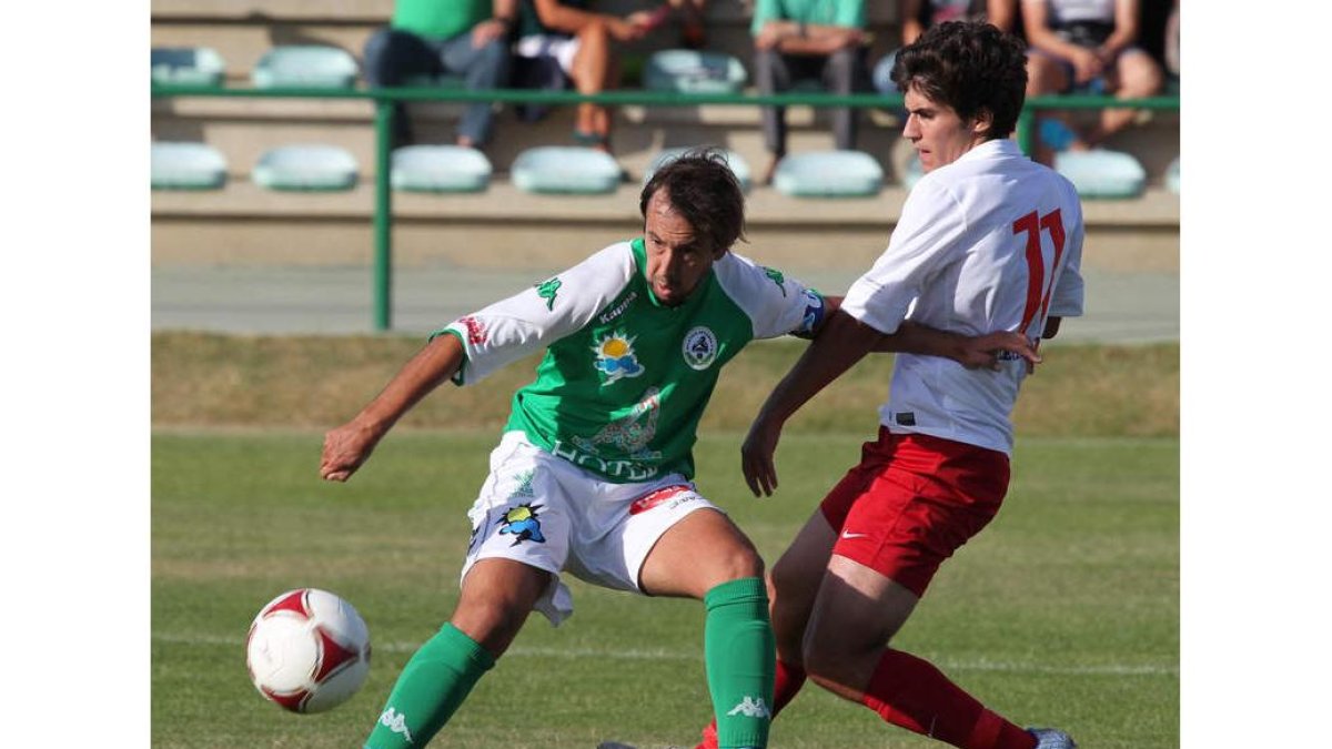 David Bandera, izquierda, trata de hacerse con el balón.