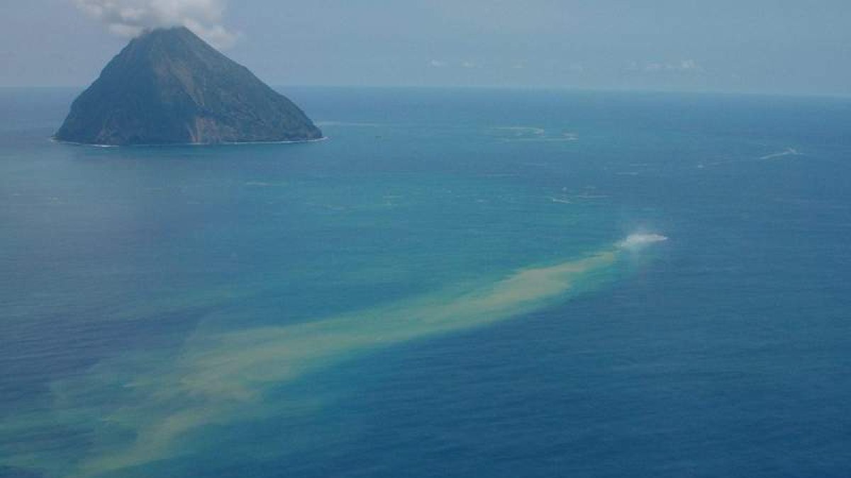 El océano Pacífico, con el volcán subacuático cercano a la isla japonesa de Minami. HANDOUDT
