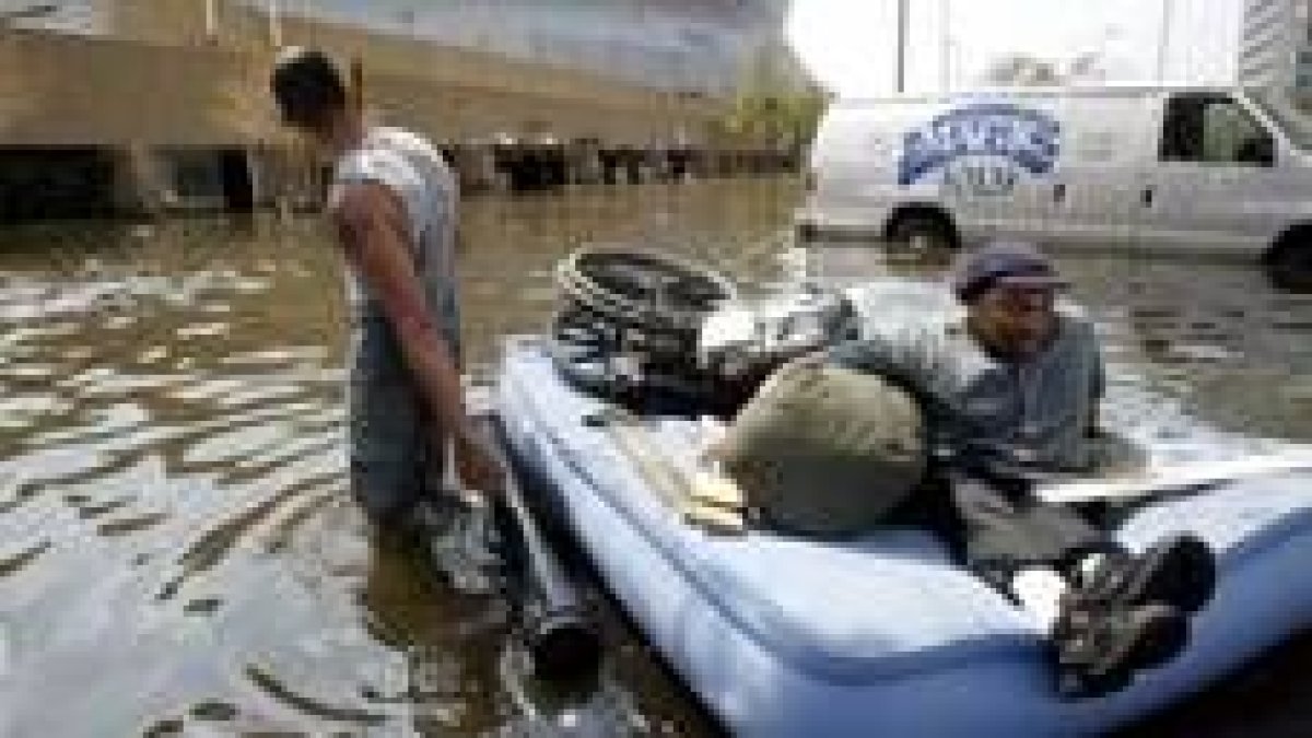 Vecindarios enteros han sido cubiertos por las aguas que descargó el «Katrina»