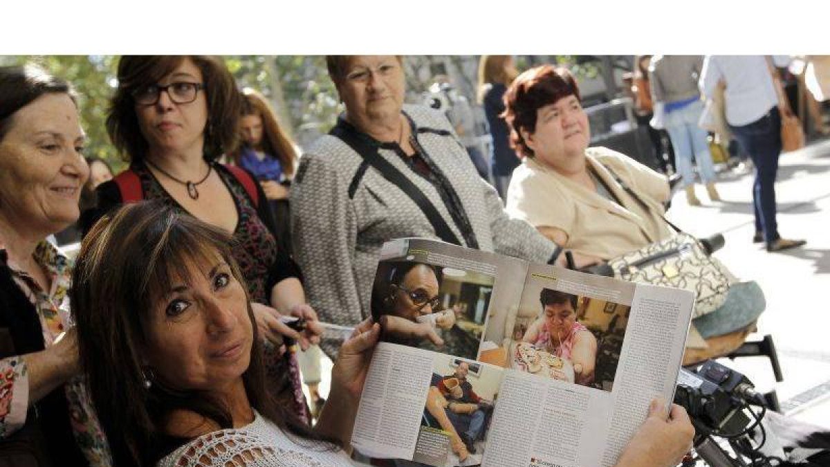 Una de las afectadas muestra el reportaje publicado esta semana por la revista Interviú momentos antes del juicio, celebrado el lunes en Madrid.