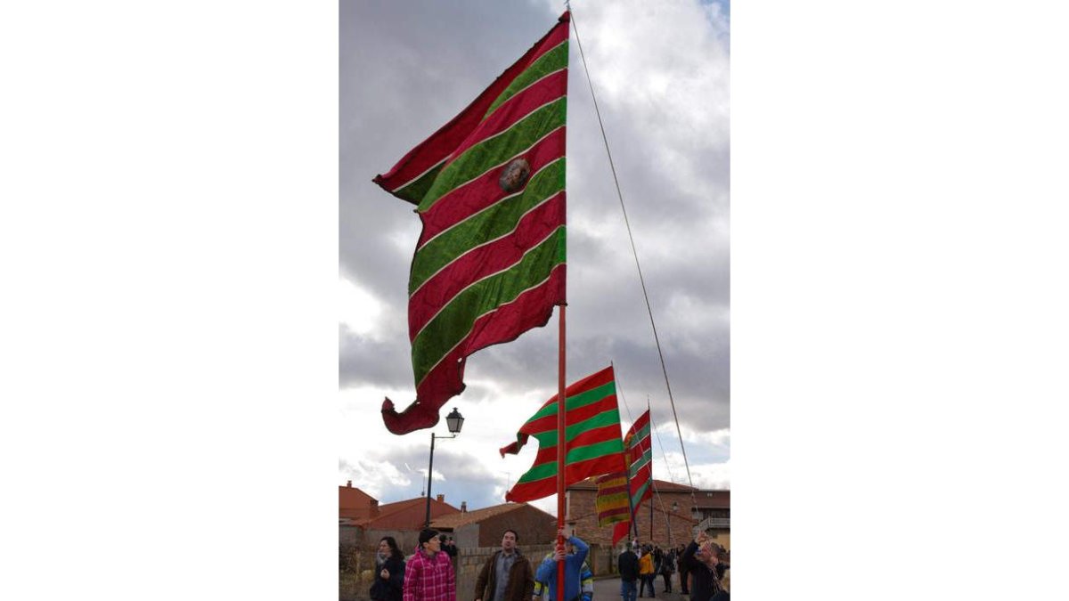 El pendón de Robledo procesionó en la fiesta de Santo Tirso. DL