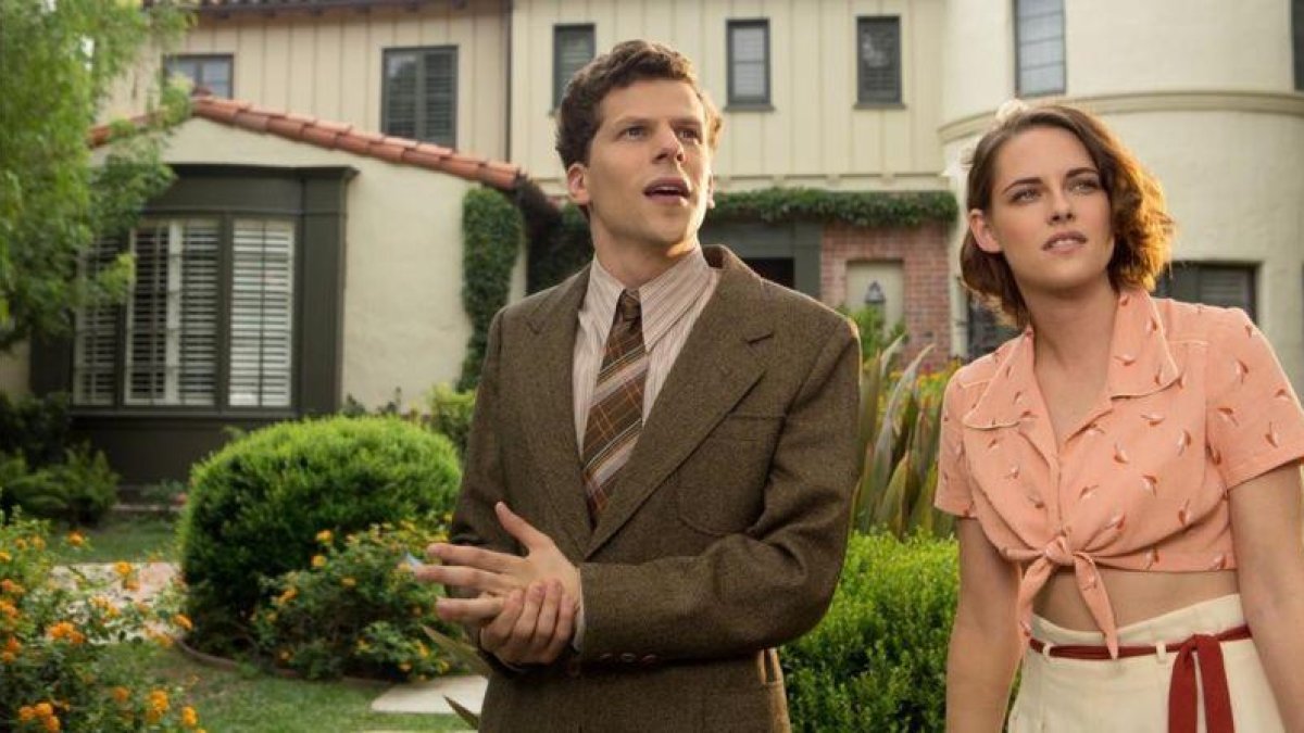 Jesse Eisenberg y Kristen Stewart, en una imagen de 'Café Society'.