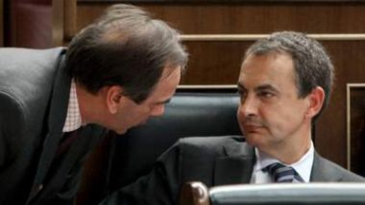 El portavoz socialista José Antonio Alonso conversa con Rodríguez Zapatero en una imagen de archivo
