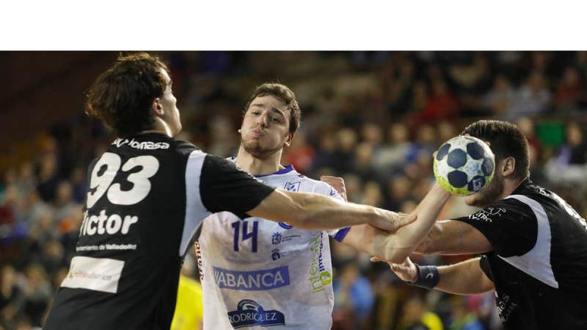 David Fernández intenta sobrepasar a la defensa del Atlético Valladolid, con el que cerrarán la Liga el próximo mes. JESÚS F. SALVADORES