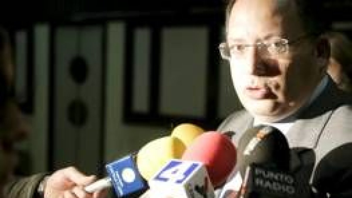 El secretario provincial del PP atendiendo a los medios de comunicación en una imagen de archivo