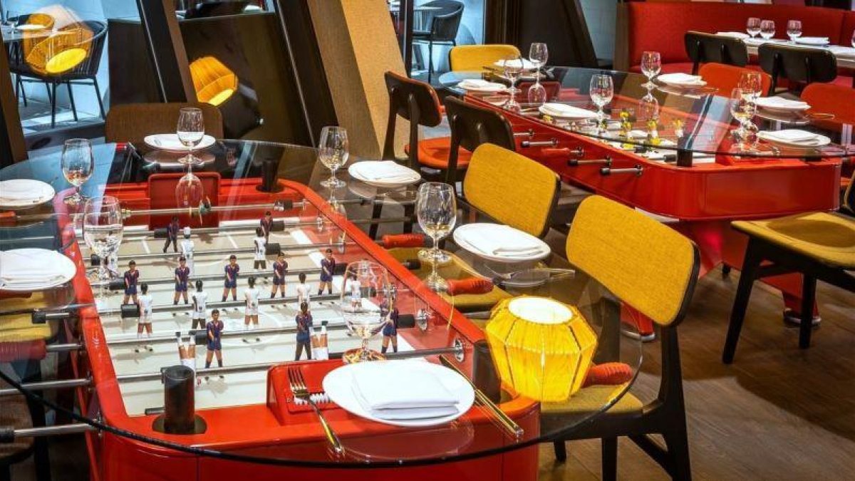 Una mesa que es un futbolín del restaurante Jaleo, en el Walt Disney World Resort de Orlando (Florida).