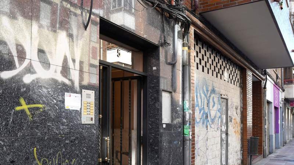 Portal de la vivienda en la que ocurrieron los hechos. JAVIER CASARES