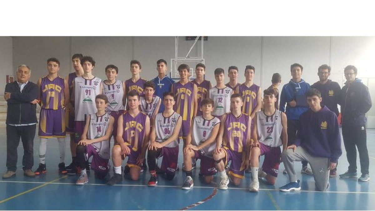 Foto de familia de los jugadores cadetes del club junto a los del Jac Sant catalán. DL
