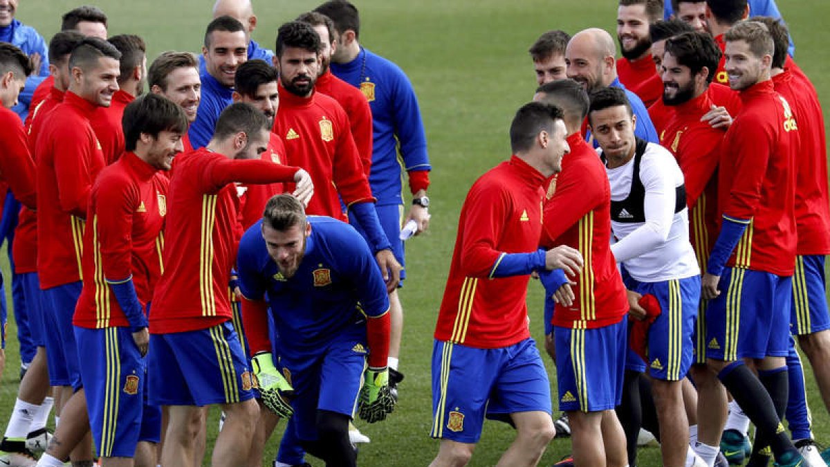La sesión de entrenamiento arrancó ayer con una ovación de los compañeros a De Gea y Aduriz. S. B.