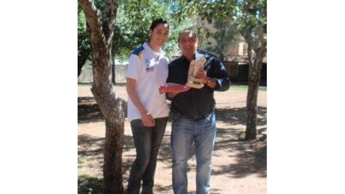 Sandra, recibiendo el «trajanito» como premio a sus valores.