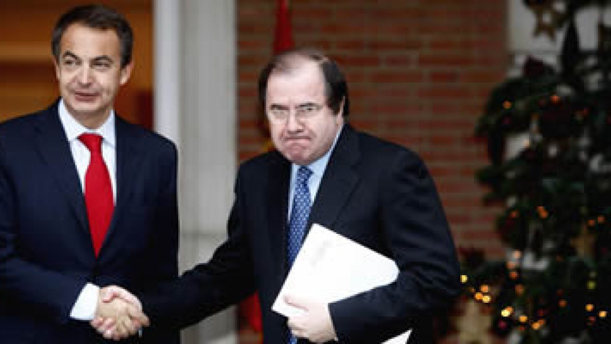 Zapatero saluda a Herrera al inicio de una reunión, en una imagen de archivo.