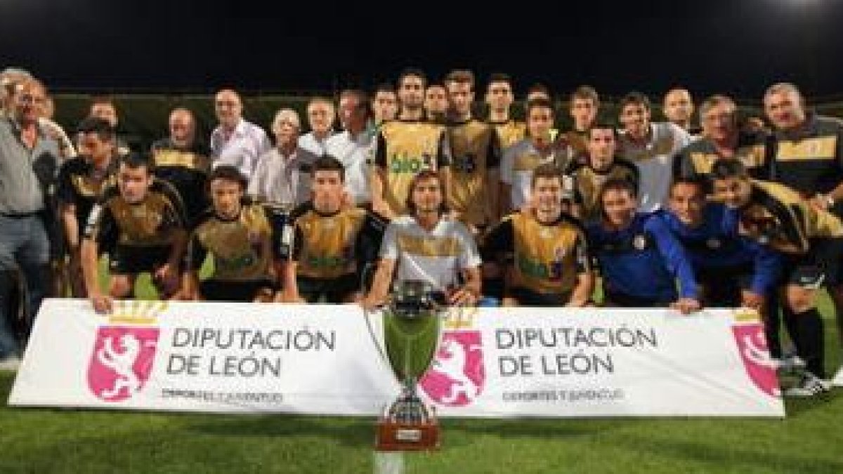 La plantilla de la Deportiva Ponferradina posa con el trofeo conquistado.