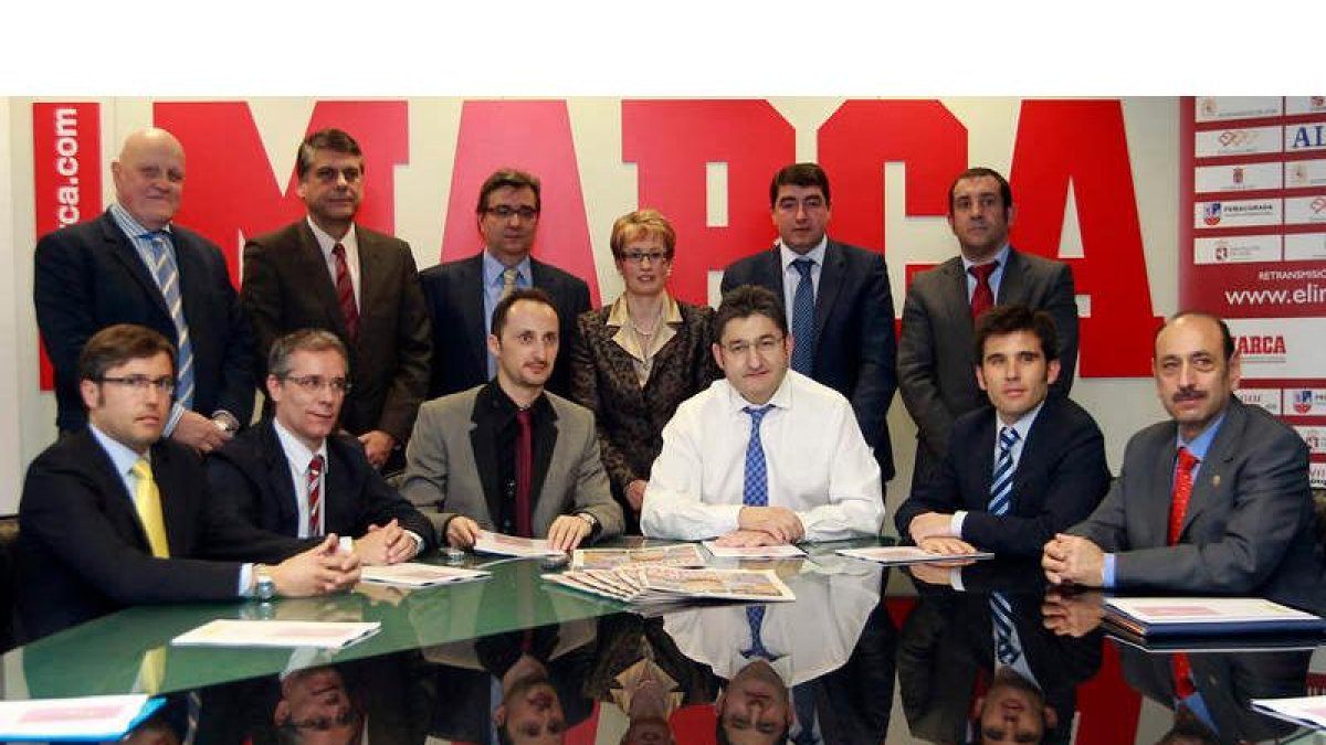 Emilio Orejas, José María López Benito, Veselin Topalov, Óscar Campillo, Alfonso Lahuerta y Ángel Alonso (de izquierda a derecha sentados) y Leontxo García, Javier Ochoa, Marcelino Sión, María Jesús Soto, Pablo R. Lago y Óscar Barredo (de pie), en la pres