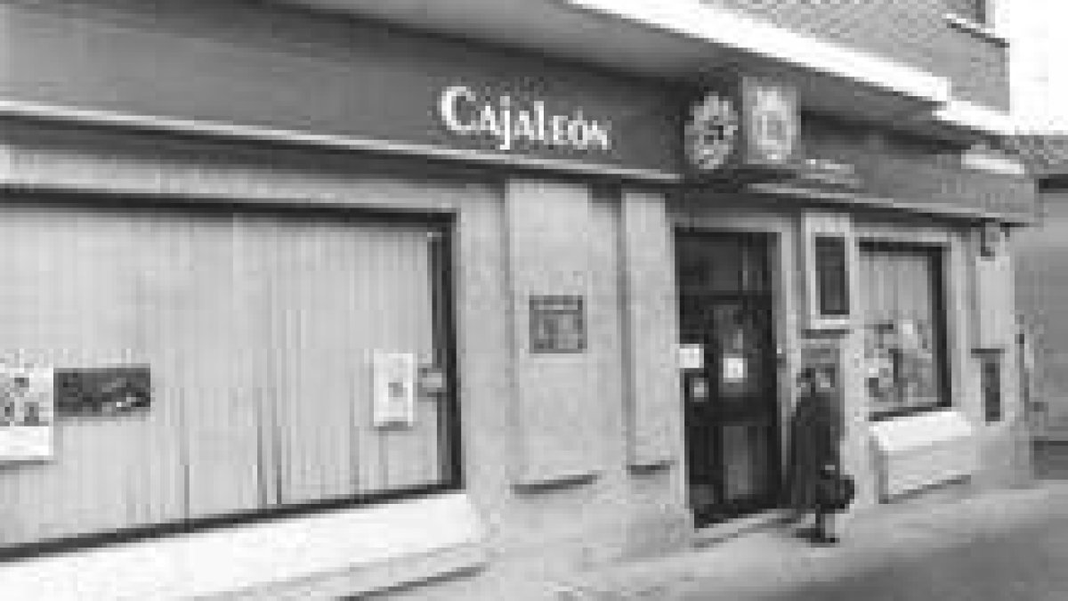 Dos épocas de la caja de ahorros en León, antes de que Caja España iniciara su historia