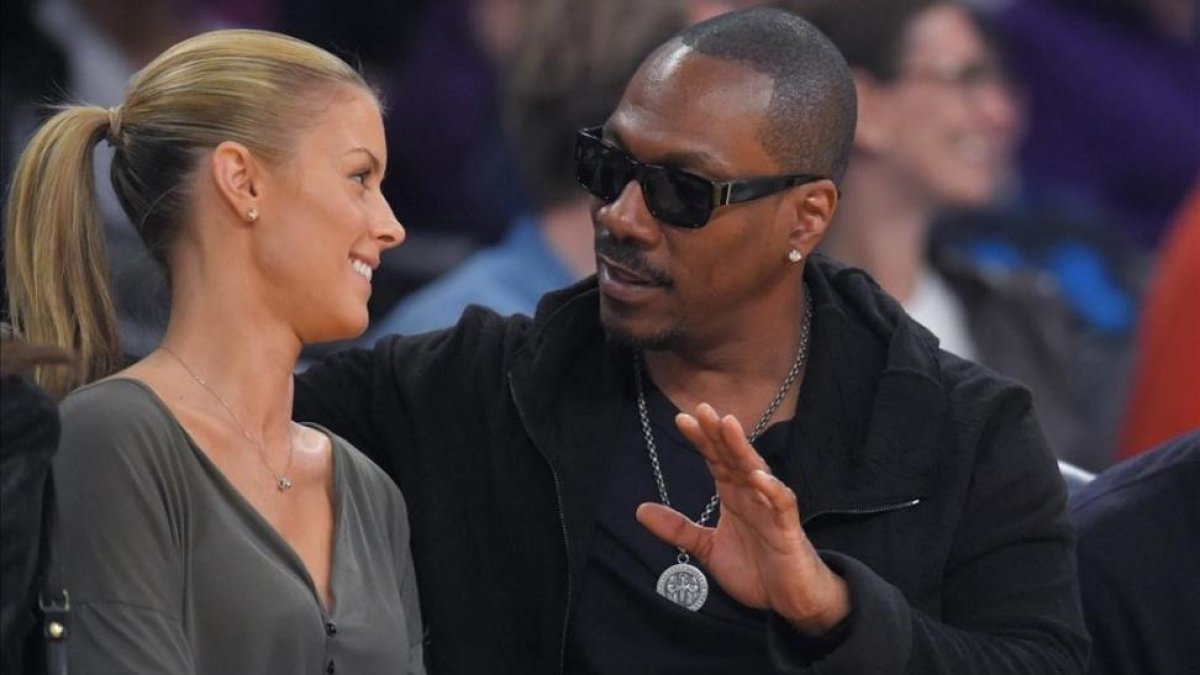 Eddie Murphy y Paige Butcher, que acaban de ser padres de una niña, durante un partido de la NBA en Los Ángeles, el 12 de abril del 2015.