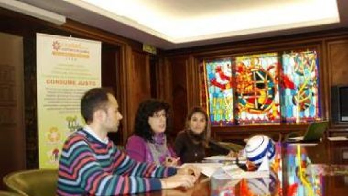Alipio Muñiz, Teresa Gutiérrez y Elena Marcos, en la rueda de prensa.