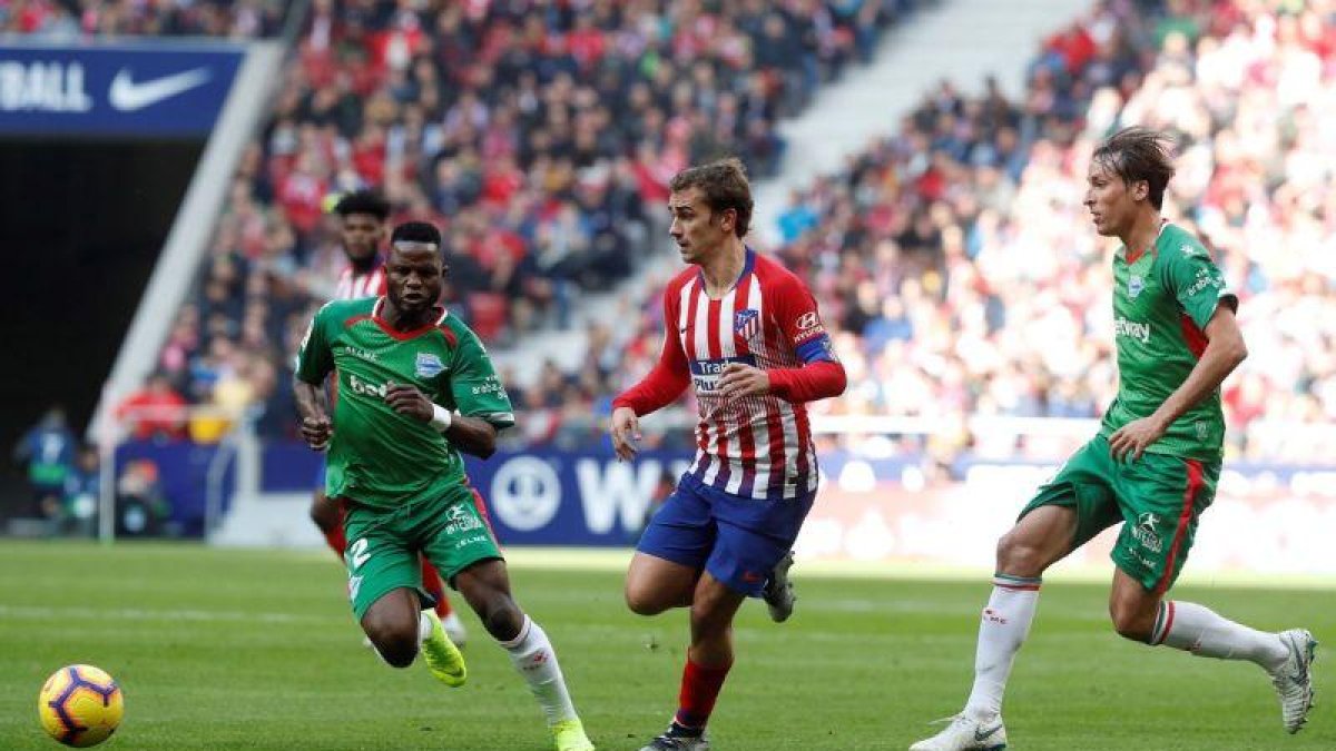 Griezmann (c) atisba un balón ante el Alavés.