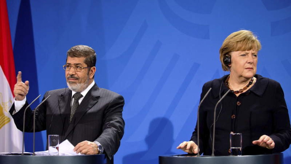 El presidente egipcio, Mohamed Mursi, junto a la canciller alemana Angela Merkel.