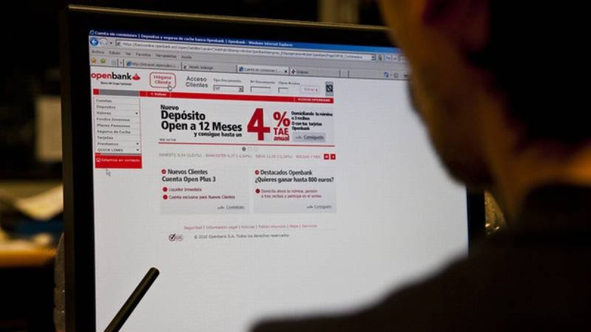 Un usuario consulta una página bancaria a través de internet.