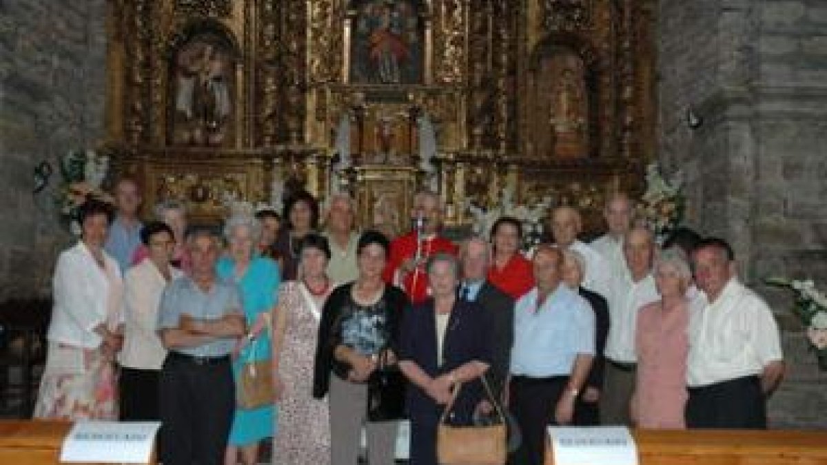 Foto de familia de los asistentes al retorno del cáliz a Castrocontrigo.
