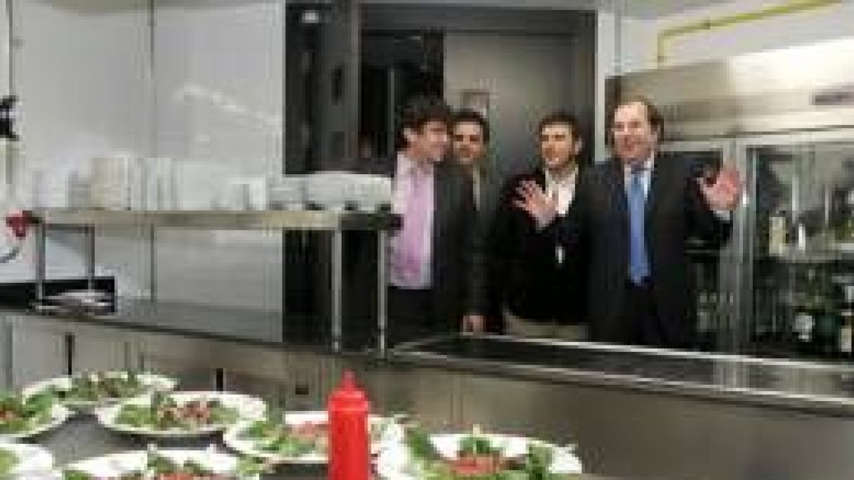 Carlos Domínguez Cidón, Alfonso Ordóñez, Rafael Doctor y Juan Vicente Herrera en la cocina del Musac