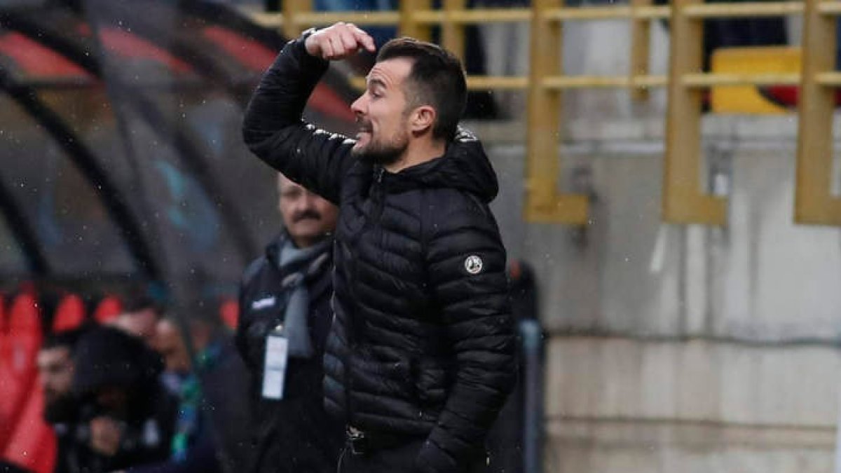 López Garai cuando visitó el estadio Reino de León dirigiendo al Reus Deportiú. JESÚS F. SALVADORES