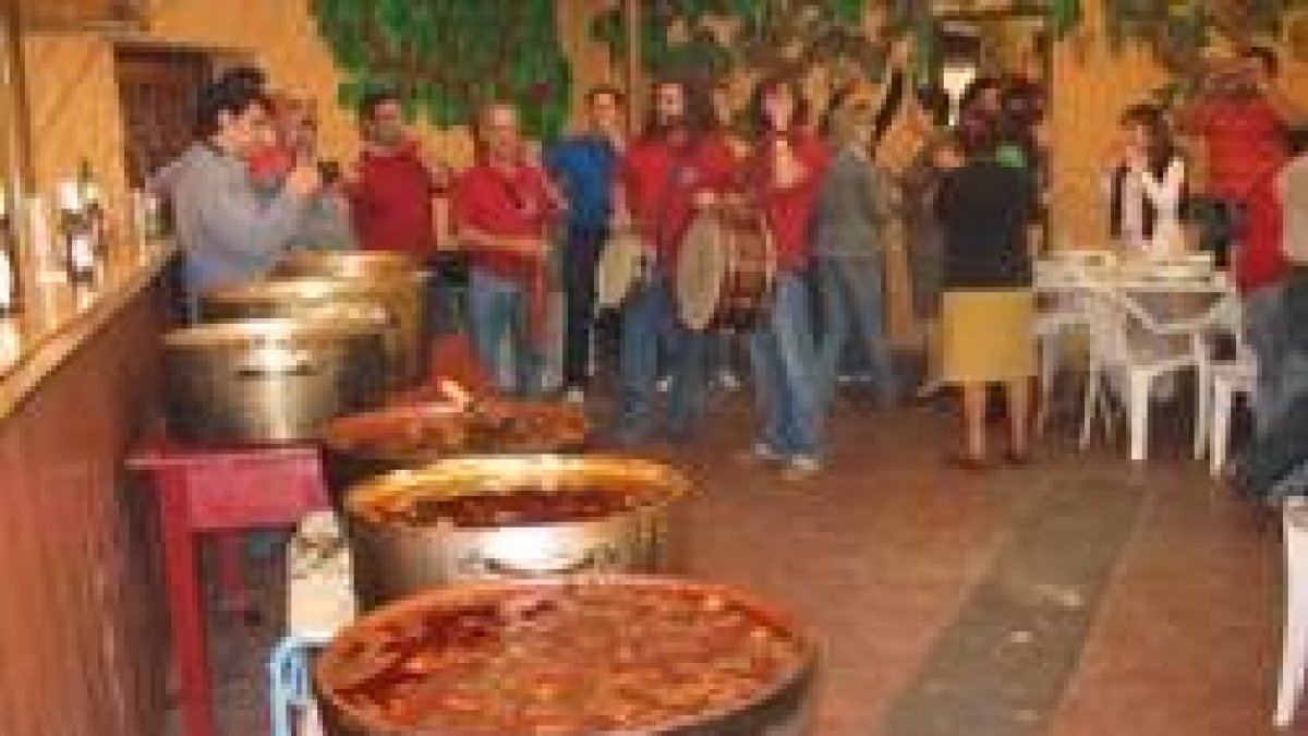 Las patatas con carne es el plato tradicional de esta jornada de encuentro