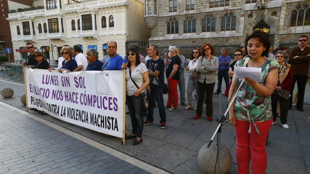 La concentración se repitió en la plaza de Botines, ayer a las 20.00 horas.