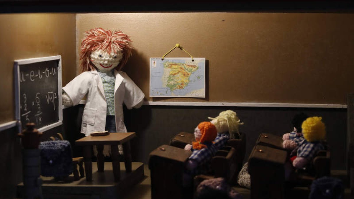 Las escuelas del pueblo están representadas. JESÚS F, SALVADORES