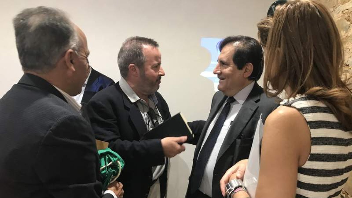 Javier Huerta charla con el agregado cultural de Perú. A. VALENCIA