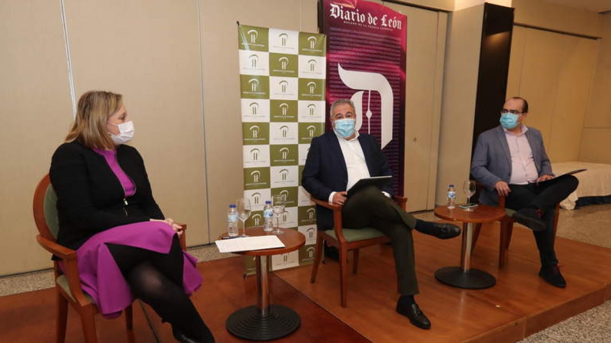María Isabel Blanco Llamas, Joaquín S. Torné y Marco Morala, en un momento de las ponencias. L DE LA MATA