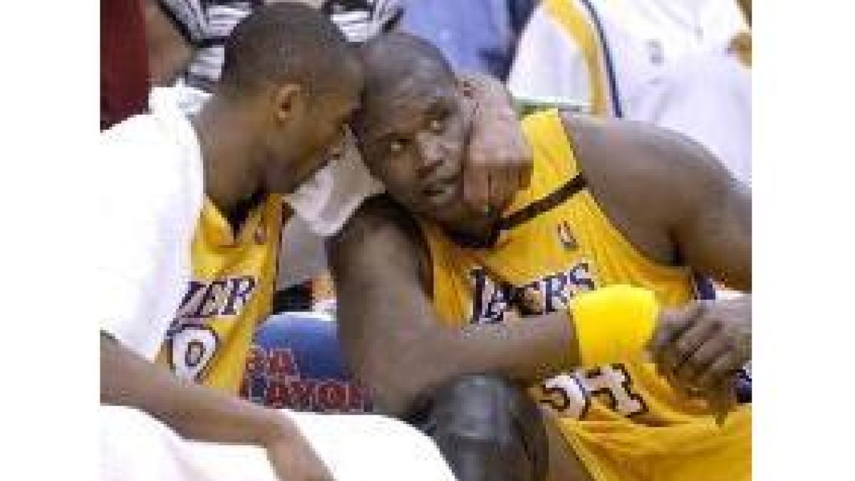 Kobe Bryant intenta consolar a Shaquille O'Neal a la conclusión del partido decisivo