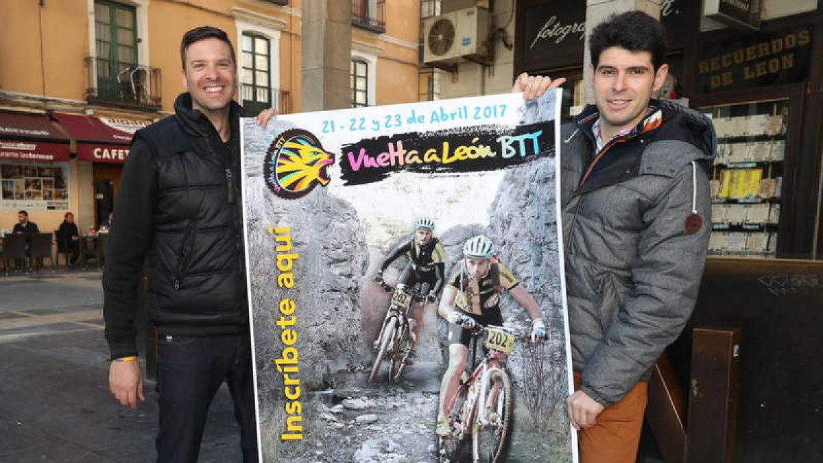 Carlos Jovellar y Fernando Vélez con el cartel de la Vuelta a León BTT que en su primera edición se disputará del 21 al 23 de abril. RAMIRO