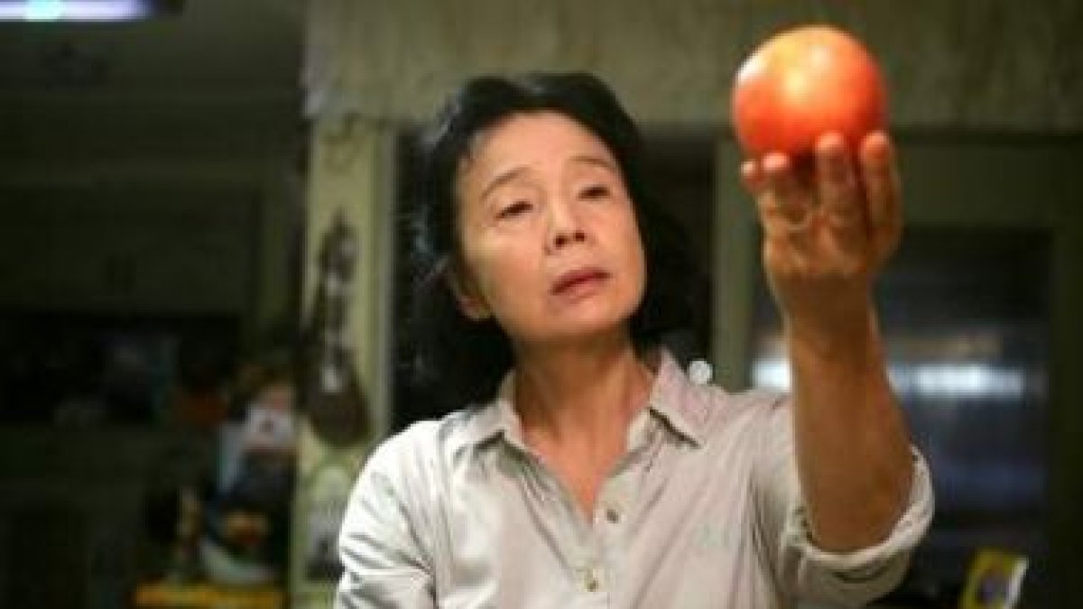 La veterana actriz coreana Yun Junghee, en estado de gracia en la película 'Poesía'.