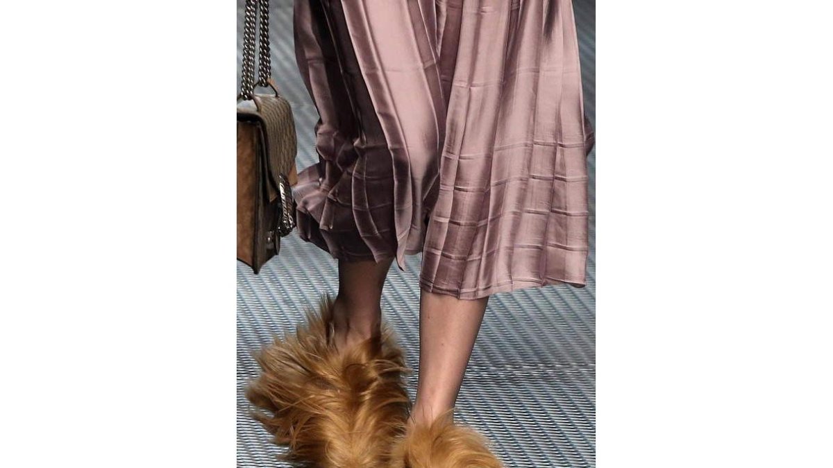 Una modelo luce una de las creaciones de la colección de la firma italiana Gucci, durante un desfile de la Moda de Milán, en Italia.