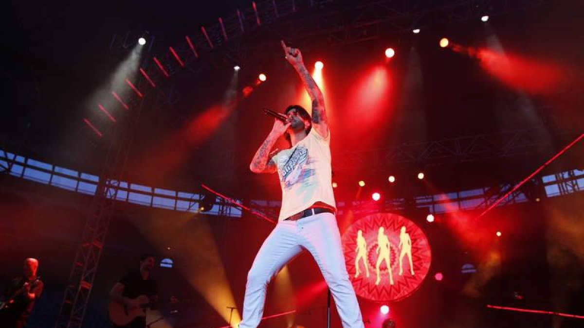 Melendi puso todo de su parte para llegar a sus seguidores, que casi completaban el aforo de la plaza de Toros.