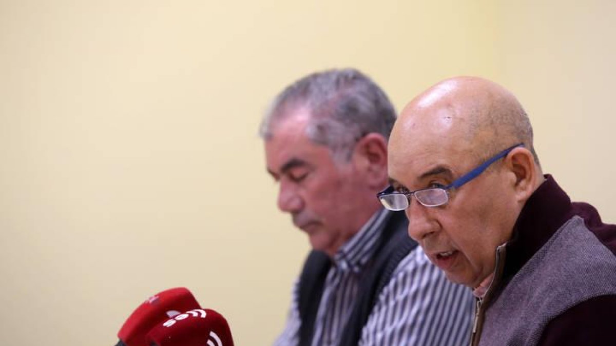 El coordinador regional de COAG en Castilla y León, Aurelio Pérez, y el secretario general de UPA Castilla y León, Aurelio González, informan sobre el acuerdo alcanzado con la Consejería de Agricultura.