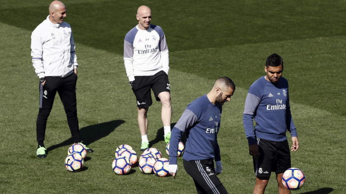 Zinedine Zidane y su ayudante David Bettoni observan a Karim Benzema y Casemiro. MARISCAL