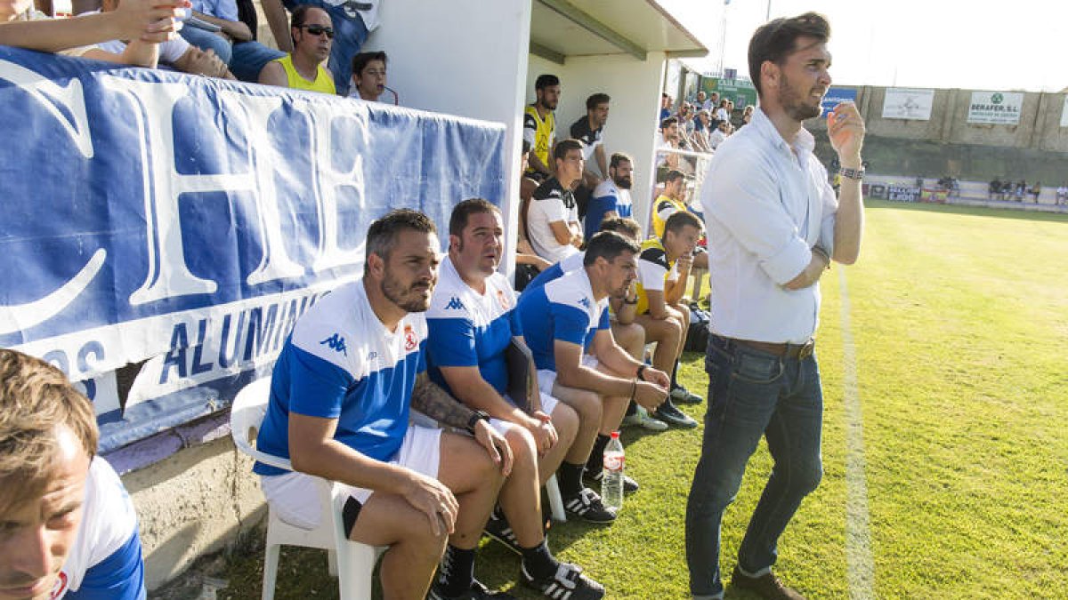 Víctor Cea deberá decidir en los próximos días las salidas del equipo leonés. FERNANDO OTERO