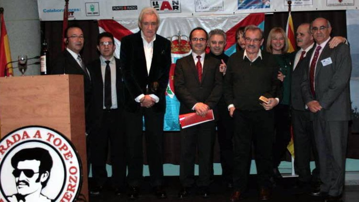 Los miembros de Asobecat, junto a José Luis Prada y Luis del Olmo, durante la celebración del acto.