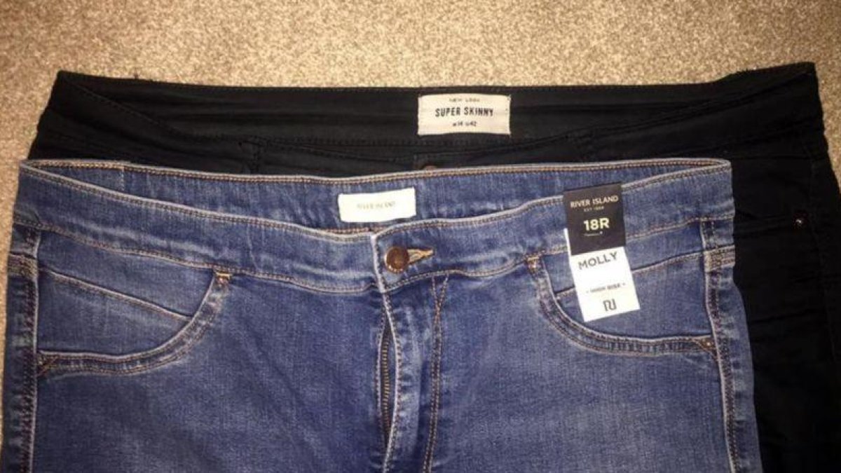 Los dos pantalones que compró la joven británica. El más grande es talla 14; y el más pequeño, 18.