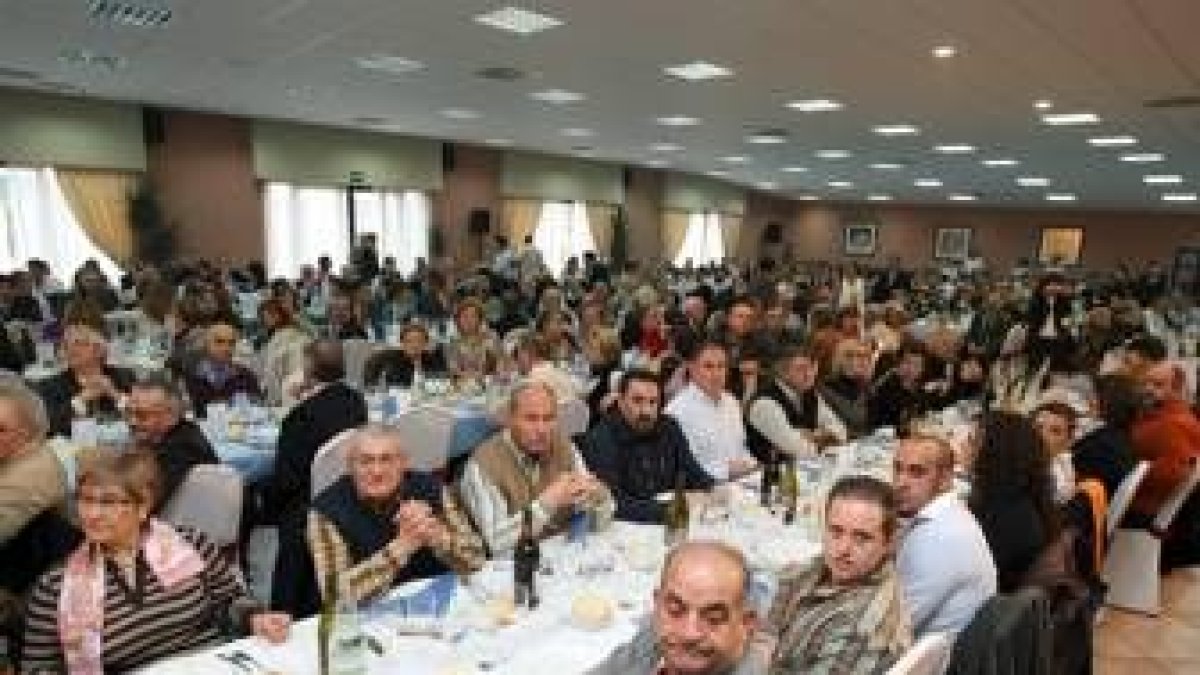 Un millar de simpatizantes del PP se reunieron en el Chalé de Pozo para apoyar a Mariano Rajoy