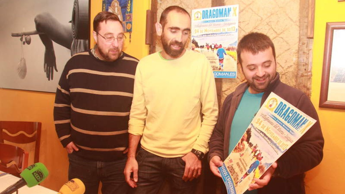 Basurko, en el centro, durante la presentación de la décima edición de la Dragomán.