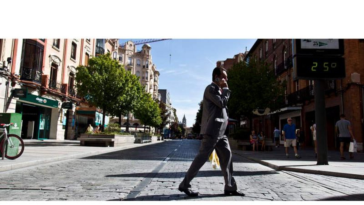 El primer tramo de la avenida Ordoño, que coincide con el aparcamiento subterráneo está plagado de adoquines bailados y baches en el pavimento. SARA CAMPOS